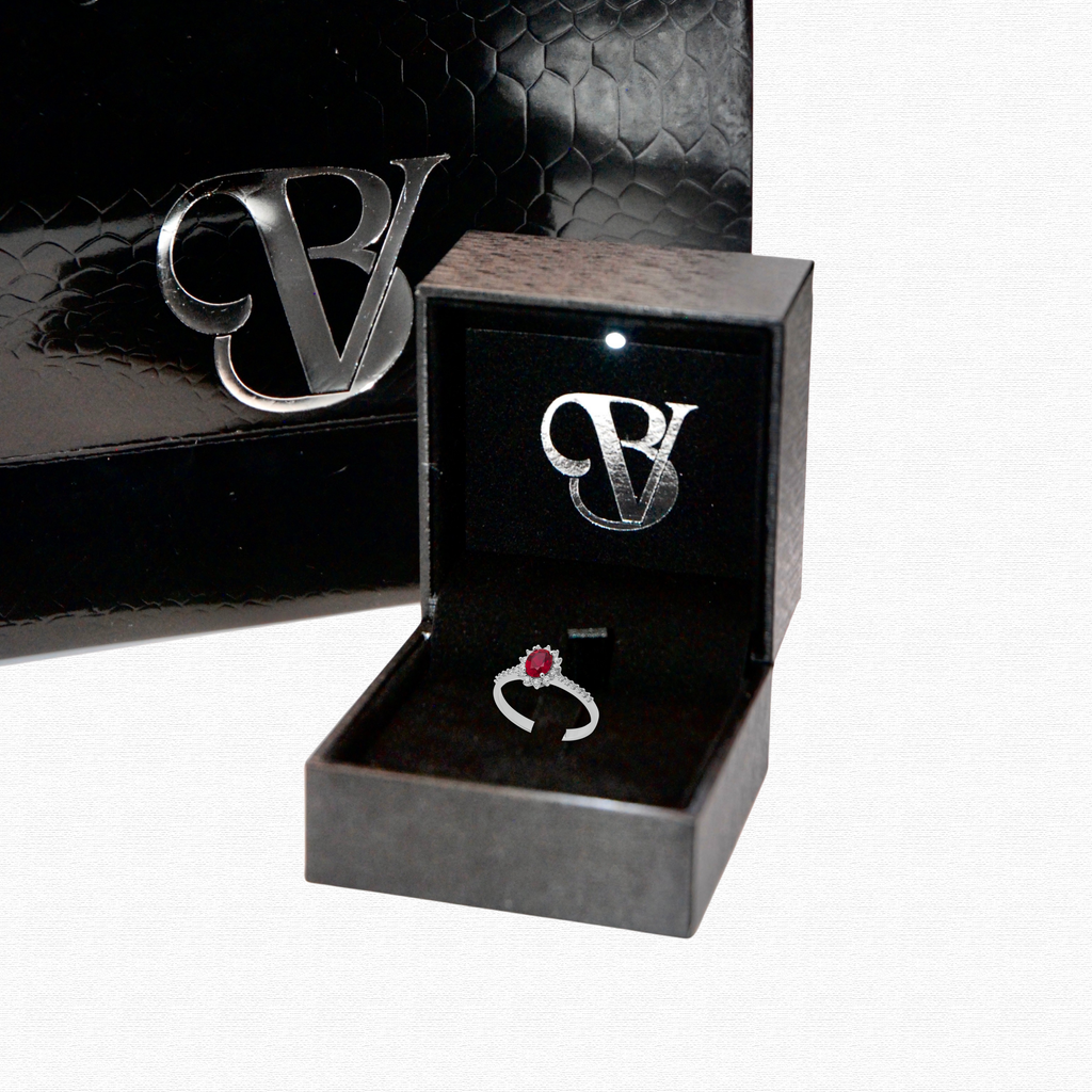 Anello Rubino Ovale con Diamanti