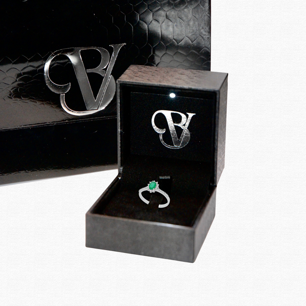 Anello Smeraldo Ovale con Diamanti